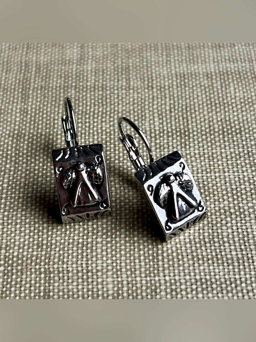 Women’s Silver Tone Embossed Angel Textured Accent rectangular Earrings NWOT